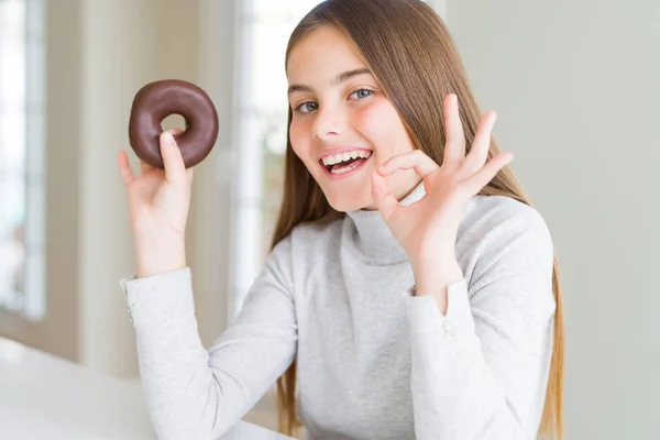 Hermosa Chica Joven Usando Comer Una Dona Chocolate Haciendo Signo —  Fotos de Stock