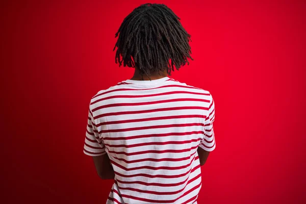 Jovem Afro Homem Com Dreadlocks Vestindo Listrado Shirt Sobre Isolado — Fotografia de Stock