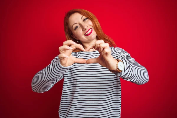 Mujer Pelirroja Joven Con Correas Camisa Azul Marino Pie Sobre —  Fotos de Stock