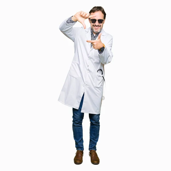 Stilig Medelåldern Läkare Man Bär Solglasögon Leende Gör Ram Med — Stockfoto