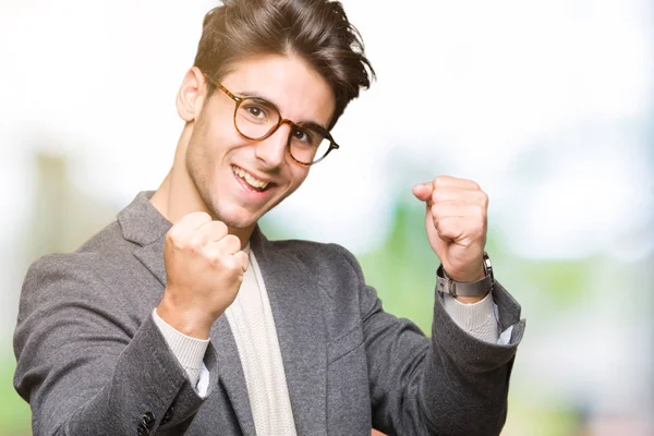Joven Hombre Negocios Con Gafas Sobre Fondo Aislado Muy Feliz —  Fotos de Stock