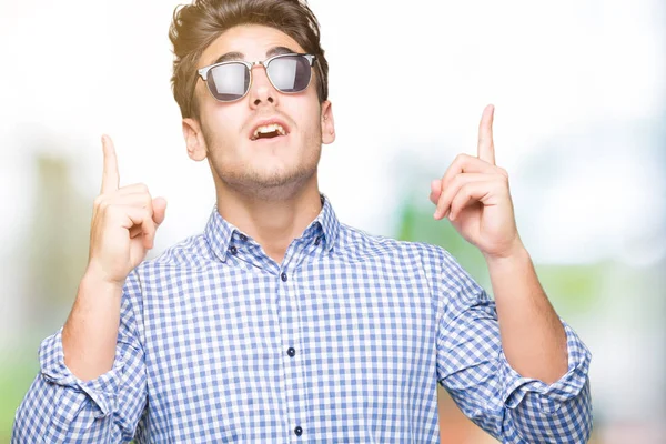 Joven Hombre Guapo Con Gafas Sol Sobre Fondo Aislado Asombrado —  Fotos de Stock