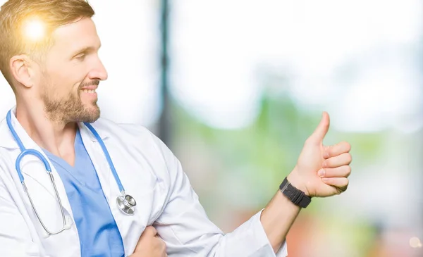 Hombre Guapo Doctor Vistiendo Uniforme Médico Sobre Fondo Aislado Mirando —  Fotos de Stock