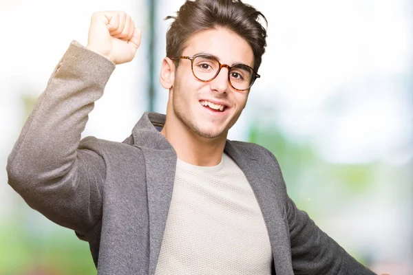 Jovem Homem Negócios Vestindo Óculos Sobre Fundo Isolado Dançando Feliz — Fotografia de Stock