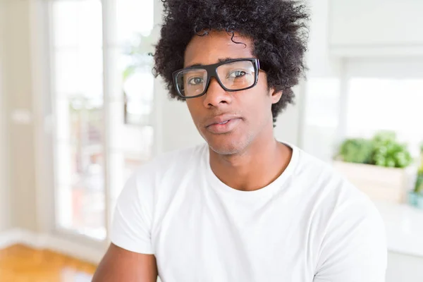 Homem Afro Americano Usando Óculos Relaxado Com Expressão Séria Rosto — Fotografia de Stock