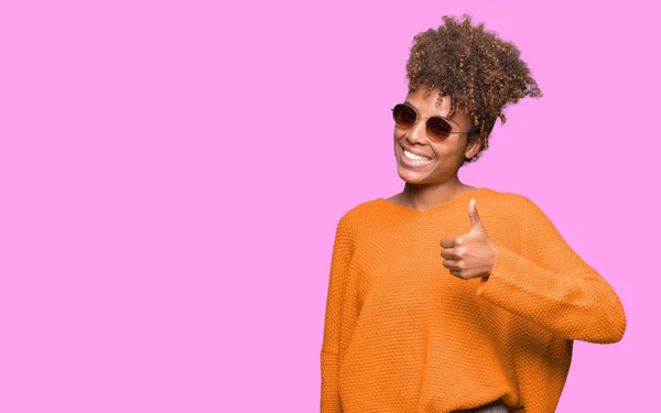 Beautiful Young African American Woman Wearing Sunglasses Isolated Background Doing — Stock Photo, Image