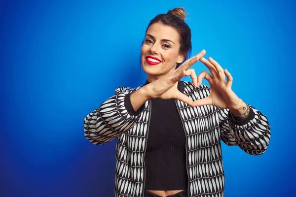 Junge Schöne Frau Einer Jacke Die Über Blauem Isoliertem Hintergrund — Stockfoto