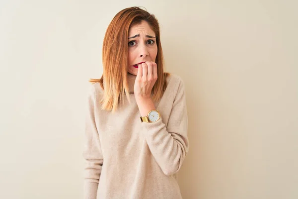 Redhead Vrouw Dragen Elegante Coltrui Trui Staande Geïsoleerde Witte Achtergrond — Stockfoto