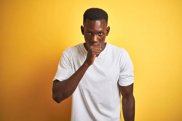 Hombre Afroamericano Joven Con Camiseta Blanca Pie Sobre Fondo Amarillo — Foto de Stock