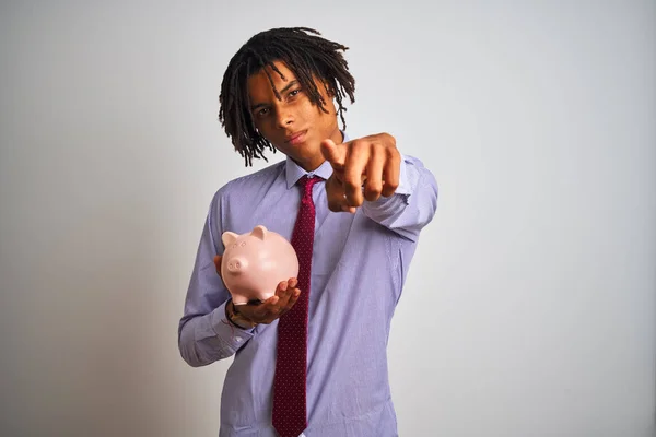 Afro American Affärsman Med Dreadlocks Holding Piggybank Över Isolerad Vit — Stockfoto