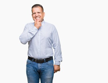 Orta yaş Arap iş adamı emin çapraz kollar ve çeneme kaldırdı el ile gülümseme ile kameraya bakarak izole arka plan üzerinde. Pozitif düşünce.