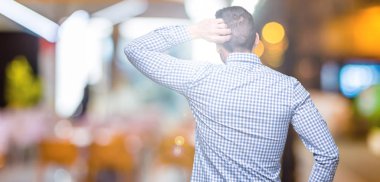 İzole arka plan geriye düşünme hakkında şüphe ile baş taraftan genç yakışıklı adam