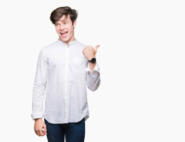 Genç yakışıklı iş adamı arıyor ve başparmak yanında yukarıyı mutlu yüz ile gülümseyen izole arka plan üzerinde.