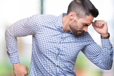 İzole arka plan germe üzerinde genç yakışıklı adam geri, yorgun ve rahat, Uykulu ve erken sabah esneme