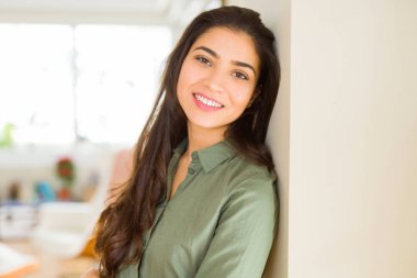 Güzel esmer kadın neşeli, mutlu ve POS görünümlü gülümseyen