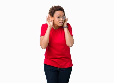 Her ikisi de dinliyoruz izole arka plan üzerinde gözlük güzel genç Afro-Amerikan kadın kulak jest, dedikodu için meraklı eller. İşitme sorunu, sağır