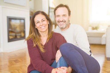 Birlikte yere evde oturmak güzel romantik çift