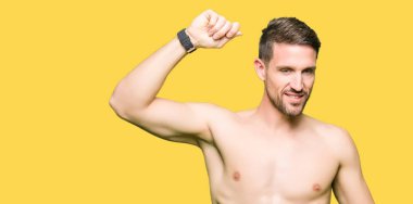 Gömleksiz yakışıklı çıplak göğüs gülümseyen dans mutlu ve neşeli, hareketli rahat ve kendinden emin müzik gösterilen