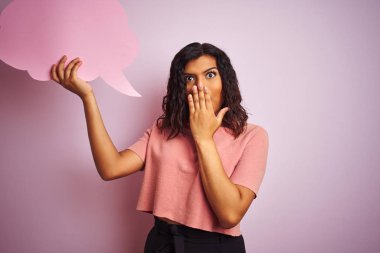 Eterseksüel transeksüel kadın izole pembe arka plan kapağı ağız üzerinde konuşma bulutu kabarcık tutan el hata için utanç ile şok, korku ifadesi, sessizlik, gizli kavram korkmuş