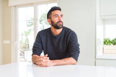 Yakışıklı adam, büyük bir gülümseme ile yüz gösteren neşeli gülümseyen