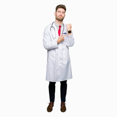 Genç yakışıklı Doktor adam giyen tıp kat acele işaretleme izlemek için zaman, sabırsızlık, üzgün ve kızgın son tarih gecikme için