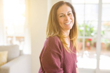 Evde gülümseyen güzel orta yaş kadın