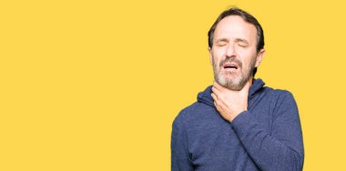 Orta yaş yakışıklı adam kazak giyiyor ağrılı boyun, boğaz gribi, kesek ve enfeksiyon için dokunaklı