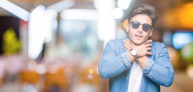 Giyen güneş gözlüğü üzerinde arka plan bağırarak izole ve çünkü boğmak yakışıklı delikanlı acı kendi ellerimle öldürürüm. Sağlık sorunu. Yaralarından ve intihar kavramı.