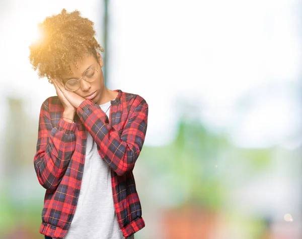 Bella Giovane Donna Afroamericana Che Indossa Occhiali Sfondo Isolato Dormire — Foto Stock