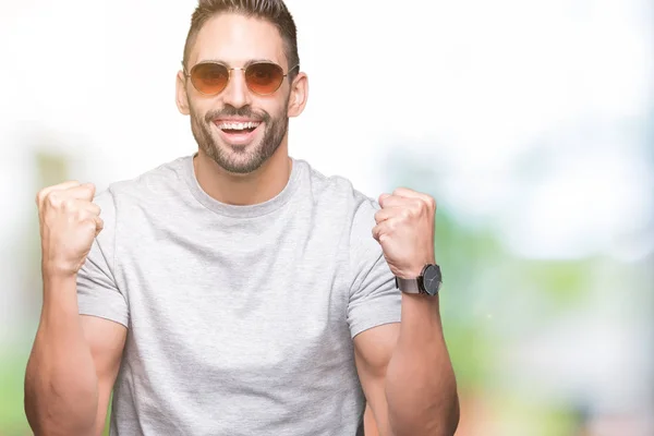 Joven Hombre Guapo Con Gafas Sol Sobre Fondo Aislado Celebrando — Foto de Stock