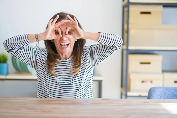 Mujer Mayor Mediana Edad Sentada Mesa Casa Haciendo Buen Gesto —  Fotos de Stock