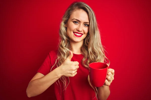 Joven Hermosa Mujer Bebiendo Una Taza Cooffe Sobre Fondo Rojo — Foto de Stock