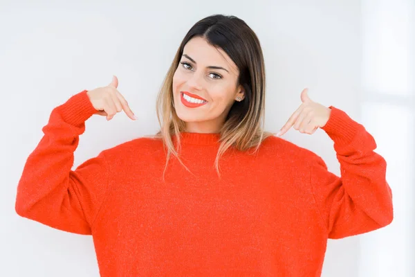 Giovane Donna Che Indossa Maglione Rosso Casual Sfondo Isolato Guardando — Foto Stock