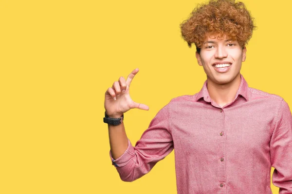 Junger Gutaussehender Geschäftsmann Mit Afro Haaren Lächelnd Und Selbstbewusst Gestikulierend — Stockfoto