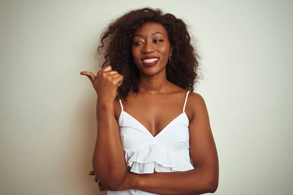 Jonge Afro Amerikaanse Vrouw Dragen Shirt Staande Geïsoleerde Witte Achtergrond — Stockfoto