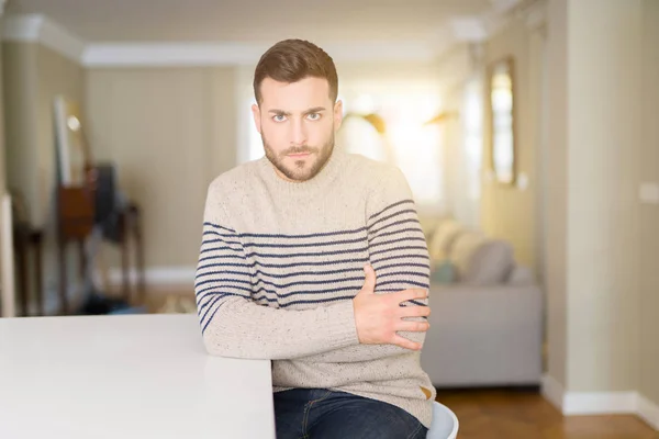 집에서 스웨터를 잘생긴 남자는 회의적이고 긴장하고 얼굴에 표정을 거부합니다 부정적인 — 스톡 사진