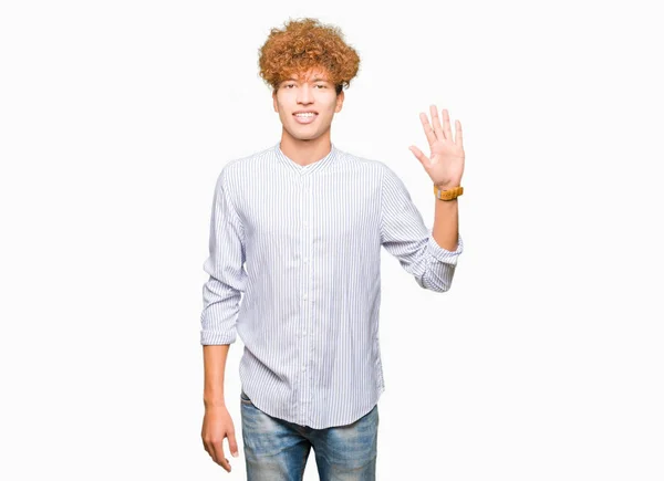 年轻英俊的商务男子与非洲头发穿着优雅的衬衫显示和手指五 同时微笑着自信和快乐 — 图库照片