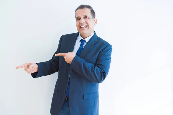 Homem de negócios de meia idade sorrindo e apontando para o lado sobre wh — Fotografia de Stock