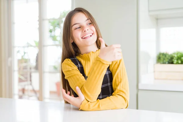 Jovem Linda Menina Criança Loira Vestindo Camisola Amarela Casual Casa — Fotografia de Stock