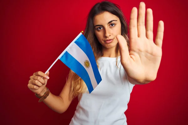 Junge Schöne Frau Mit Argentinischer Fahne Über Rotem Hintergrund Mit — Stockfoto