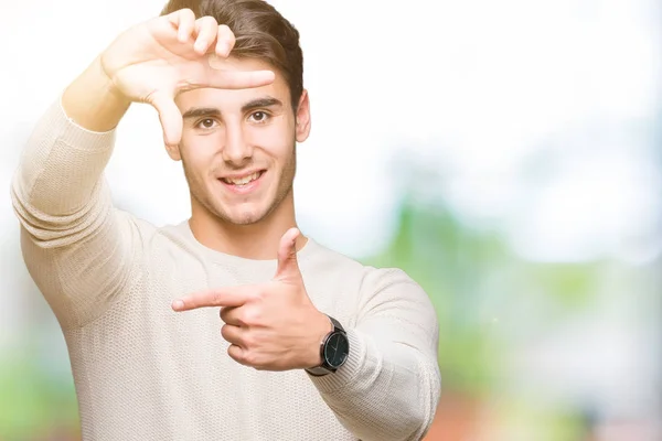 Joven Hombre Guapo Sobre Fondo Aislado Sonriendo Haciendo Marco Con — Foto de Stock