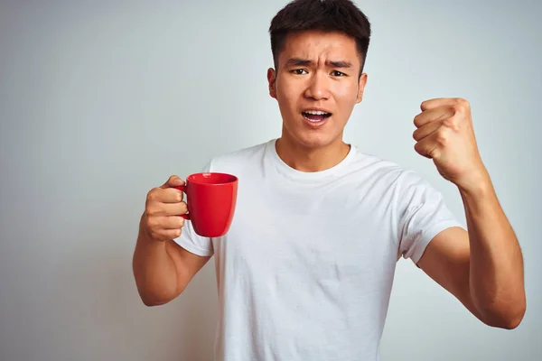 Ασιατικό Κινέζικο Άτομο Κρατώντας Κόκκινο Φλιτζάνι Καφέ Στέκεται Πάνω Από — Φωτογραφία Αρχείου