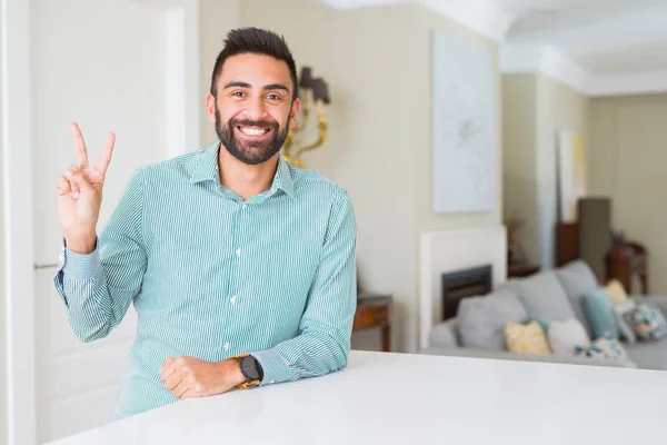 Yakışıklı Spanyol Adam Evde Mutlu Yüz Ile Gülümseyerek Kamera Zafer — Stok fotoğraf