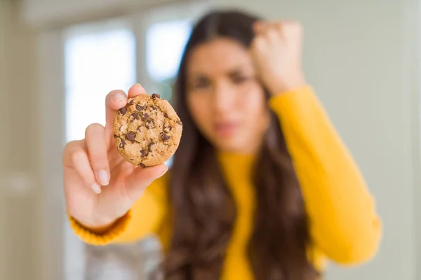 Νεαρή Γυναίκα Που Τρώει Τσιπς Σοκολάτας Στο Σπίτι Ενοχλημένος Και — Φωτογραφία Αρχείου