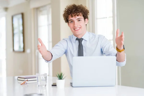 Young Business Man Working Computer Laptop Office Looking Camera Smiling — Stock Photo, Image