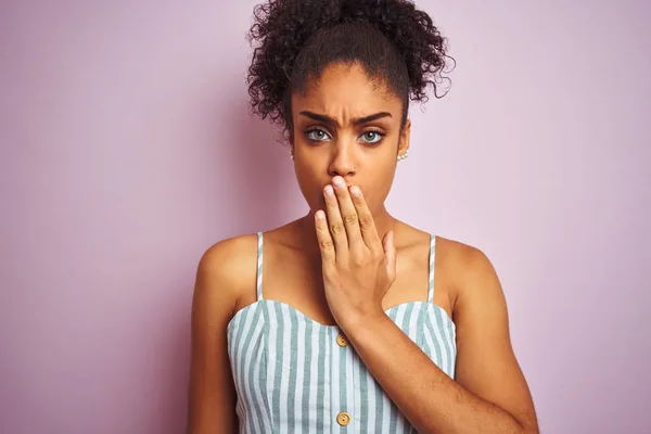 Africano Americano Mulher Vestindo Vestido Listrado Casual Sobre Isolado Rosa — Fotografia de Stock