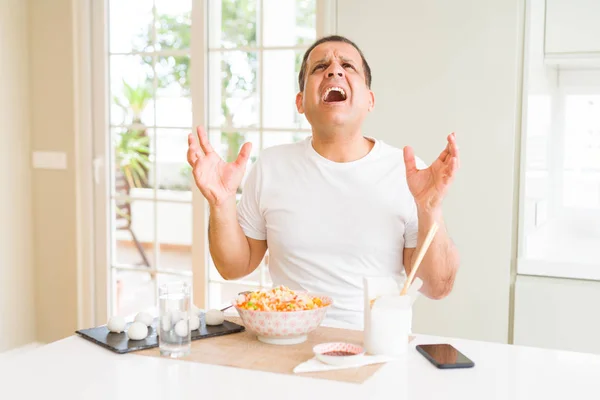 Middelbare Leeftijd Man Eten Aziatische Eten Met Eetstokjes Thuis Gek — Stockfoto