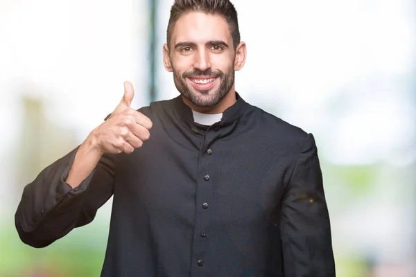 Joven Sacerdote Cristiano Sobre Fondo Aislado Haciendo Gesto Feliz Pulgares — Foto de Stock