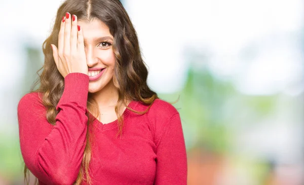 Mujer Hermosa Joven Vistiendo Suéter Rojo Cubriendo Ojo Con Mano —  Fotos de Stock