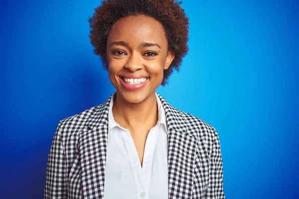 Афро Американської Ділової Виконавчої Жінки Над Ізольованим Синім Фоном Щасливою — стокове фото